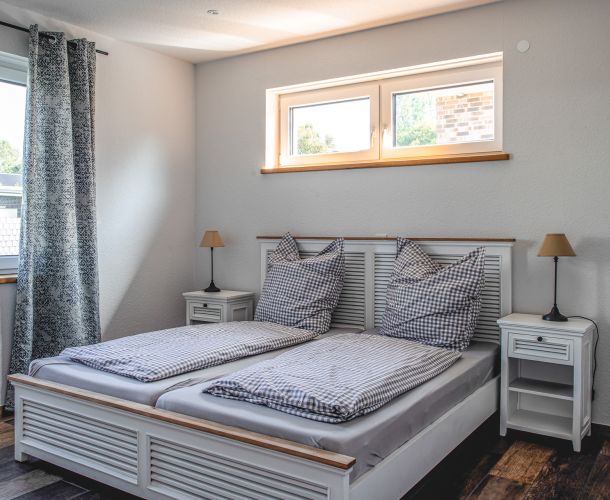 Schlafzimmer mit Doppelbett