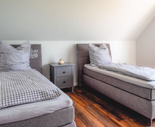 Schlafzimmer mit 2 Betten